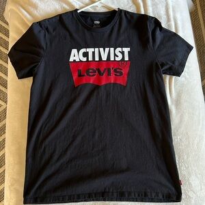 Men’s black Levi T-shirt. Size medium.